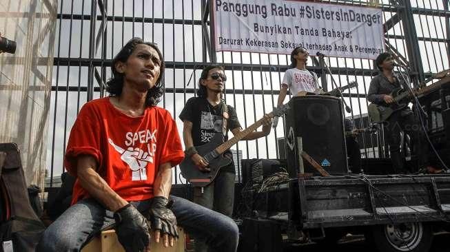 Sejumlah aktivis menggelar aksi #SistersInDanger terkait masalah kekerasan seksual terhadap anak dan perempuan, di depan Gedung DPR, Jakarta, Rabu (11/5/2016). [Suara.com/Kurniawan Mas'ud]