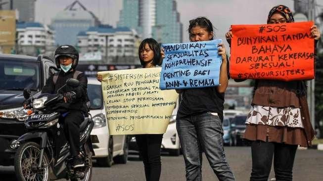 Sejumlah aktivis menggelar aksi #SistersInDanger terkait masalah kekerasan seksual terhadap anak dan perempuan, di depan Gedung DPR, Jakarta, Rabu (11/5/2016). [Suara.com/Kurniawan Mas'ud]