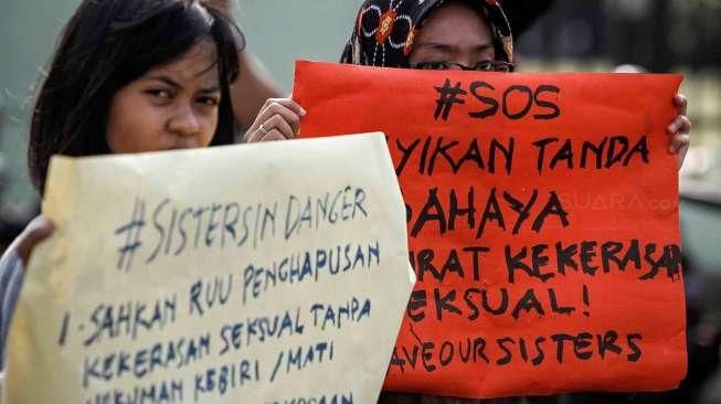 Sejumlah aktivis menggelar aksi #SistersInDanger terkait masalah kekerasan seksual terhadap anak dan perempuan, di depan Gedung DPR, Jakarta, Rabu (11/5/2016). [Suara.com/Kurniawan Mas'ud]