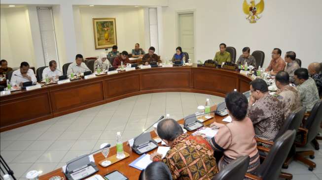 Presiden Joko Widodo dan Wapres Jusuf Kalla tampak memimpin Rapat Terbatas mengenai hukuman kejahatan seksual terhadap anak di Kantor Presiden, Jakarta, Rabu (11/5/2016). [Antara/Yudhi Mahatma]