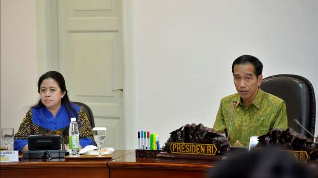 Presiden Joko Widodo (kanan) didampingi Menko PMK Puan Maharani (kiri) dalam Rapat Terbatas yang membahas mengenai hukuman kejahatan seksual terhadap anak di Kantor Presiden, Jakarta, Rabu (11/5/2016). [Antara/Yudhi Mahatma]