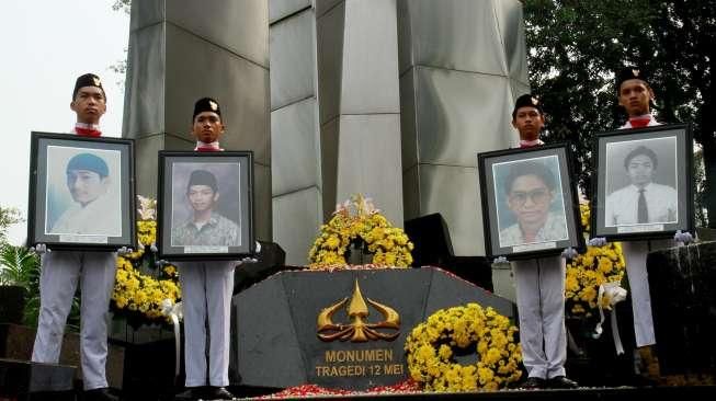 Sejumlah Mahasiswa Trisakti memperingati tragedi 12 Mei 1998, di Kampus Triskati, Jakarta, Kamis (12/5). [Suara.com/Oke Atmaja]