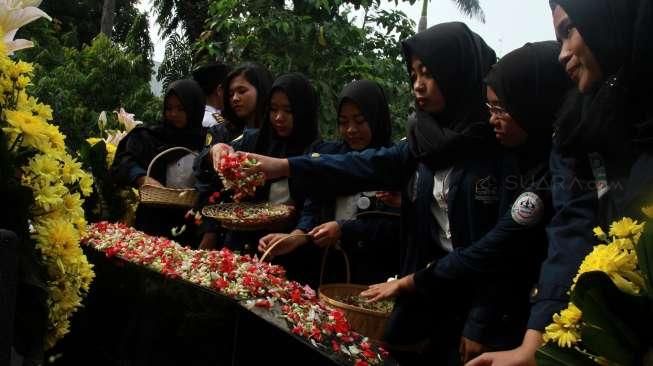 Sejumlah Mahasiswa Trisakti memperingati tragedi 12 Mei 1998, di Kampus Triskati, Jakarta, Kamis (12/5). [Suara.com/Oke Atmaja]