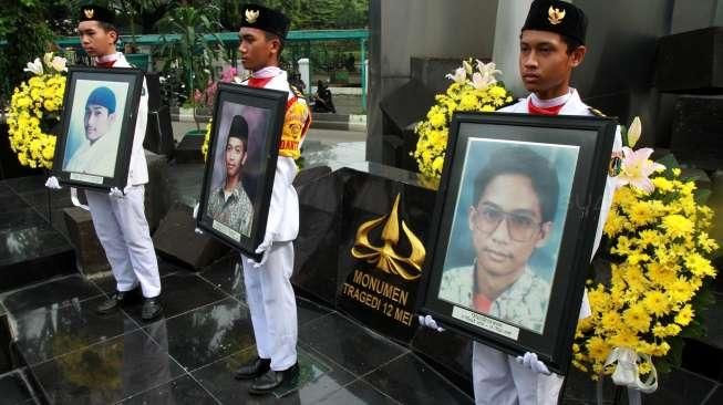 Sejumlah Mahasiswa Trisakti memperingati tragedi 12 Mei 1998, di Kampus Triskati, Jakarta, Kamis (12/5). [Suara.com/Oke Atmaja]