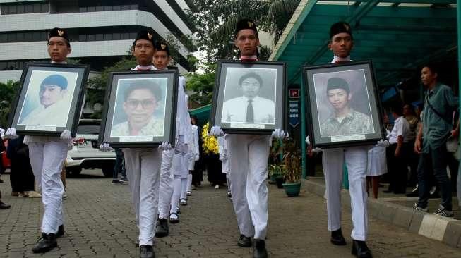 Sejumlah Mahasiswa Trisakti memperingati tragedi 12 Mei 1998, di Kampus Triskati, Jakarta, Kamis (12/5). [Suara.com/Oke Atmaja]