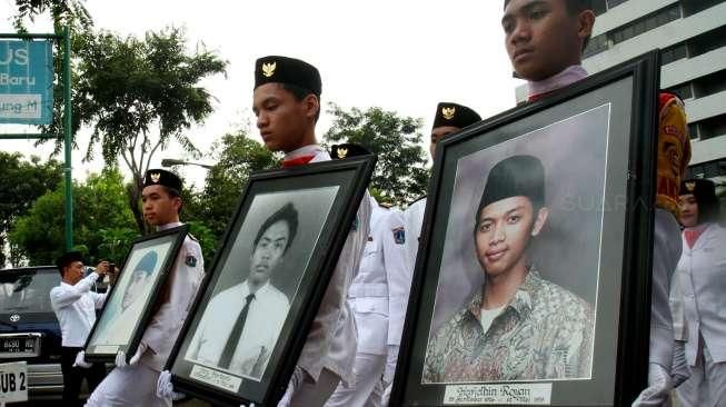 Sejumlah Mahasiswa Trisakti memperingati tragedi 12 Mei 1998, di Kampus Triskati, Jakarta, Kamis (12/5). [Suara.com/Oke Atmaja]