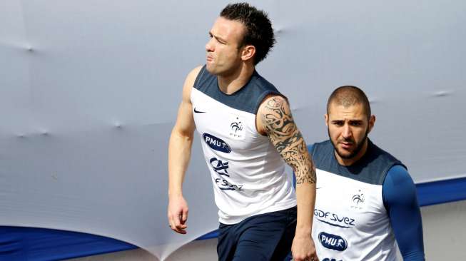 France's national soccer team players Karim Benzema (R) and Mathieu Valbuena (L) arrive for a 2014 World Cup training session at Botafogo soccer club's Santa Cruz stadium in Ribeirao Preto, northwest of Sao Paulo, in this June 28, 2014 file photo. Picture