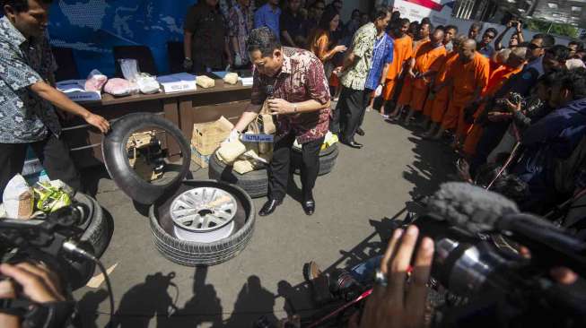 barang bukti yang akan diedarkan di Indonesia dengan cara diselipkan dalam ban serep mobil. 