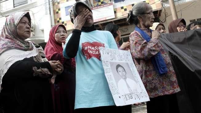 Keluarga korban tragedi Mei 1998 melakukan aksi doa bersama dan tabur bunga di Mal Kelender, Jakarta, Sabtu (14/6).