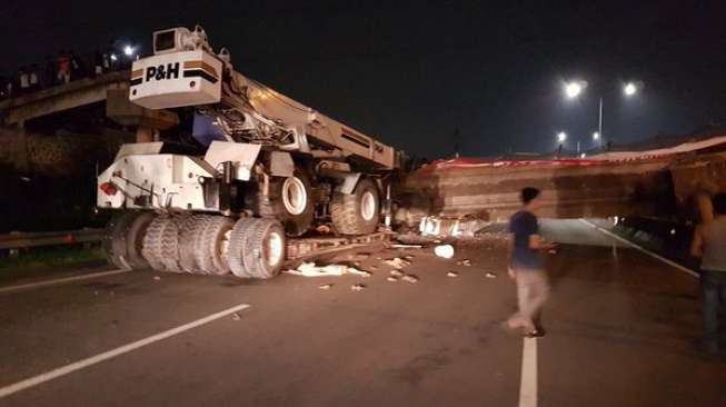 Jembatan Penyeberangan Tol JORR - BSD Roboh Dihantam Trailer