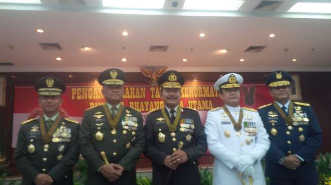 Polri Beri Bintang Bhayangkara Utama Ke Empat Petinggi TNI