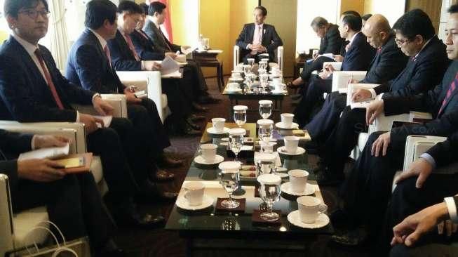 Presiden Jokowi di Forum One on One Business Meeting bersama chairman Lotte Group dan chairman POSCO di Hotel Lotte, Korea Selatan, Senin (16/5/2016). [Biro Pers Istana/Rusman].