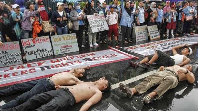 Buruh PHK Tuntut Upah Kerja