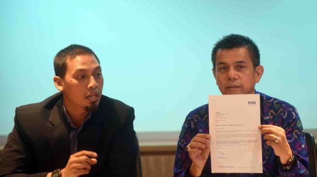 Plt Ketua Umum Persatuan Sepak bola Seluruh Indonesia (PSSI) Hinca Pandjaitan menunjukkan surat pencabutan sanksi FIFA kepada PSSI di Kantor PSSI, Jakarta, Senin (16/5).