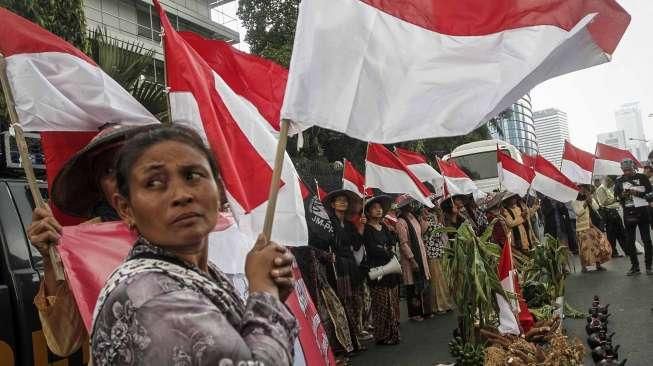 Mereka juga menuntut untuk memperhatikan aspek sosial dan budaya.