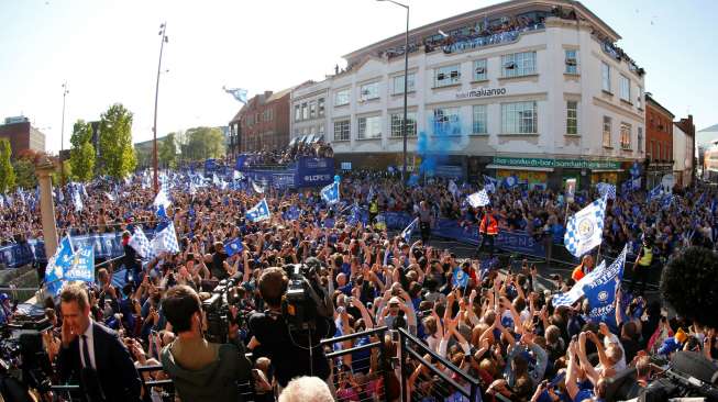 Fans sambut pemain Leicester City yang melakukan parade juara Premier League. Reuters / Jason Cairnduff