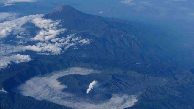 Berdasarkan data PVMBG, terdapat 127 gunung api aktif di Indonesia.