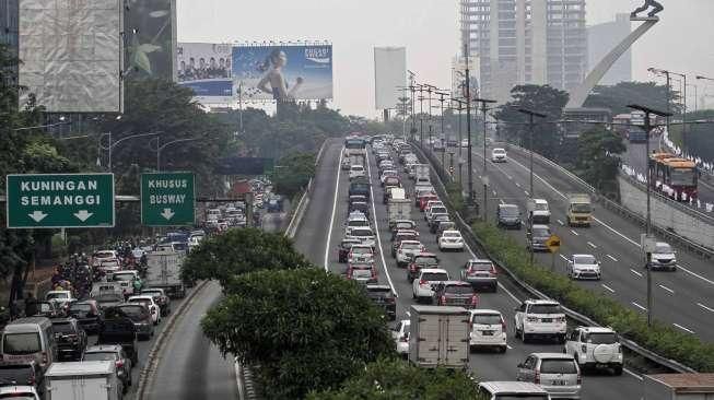 Volume kendaraan di sejumlah jalan protokol meningkat sebanyak 40 persen.