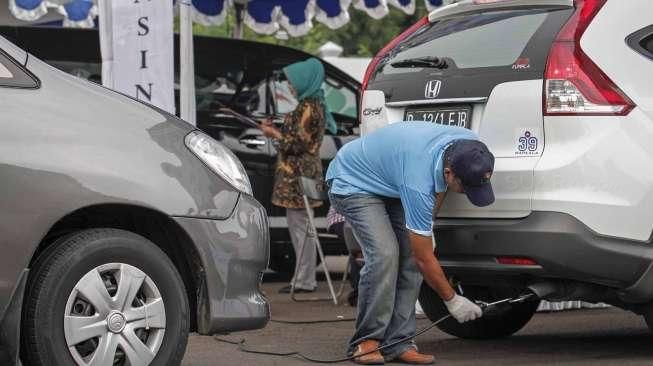 Guna mengurangi polusi udara yang disebabkan oleh emisi gas buang kendaraan yang kotor.   