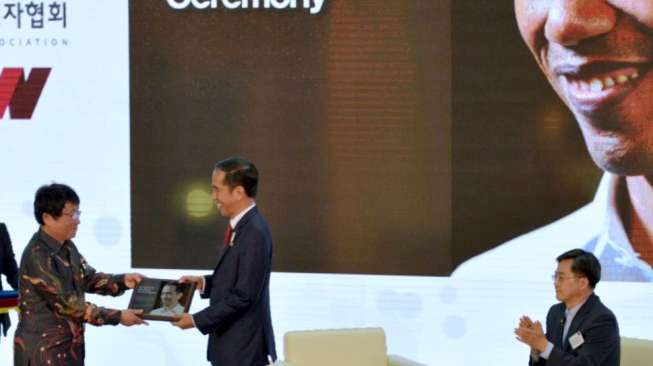 Jokowi Terima Penghargaan dari Asia Journalist Association