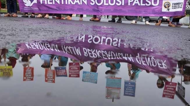 Menuntut Pemerintah Indonesia menghentikan skema penurunan emisi dari deforetrasi dan degradasi hutan.