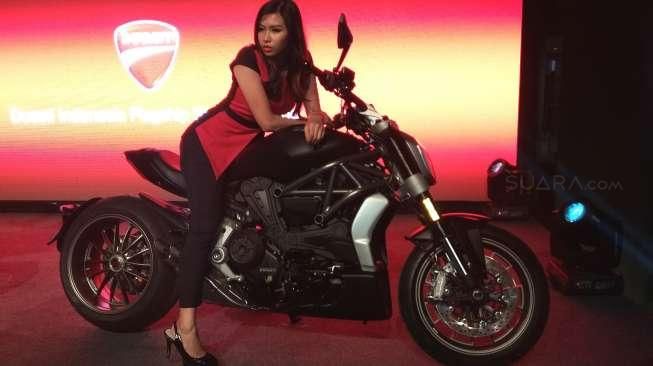 Seorang model bersama Ducati XDiavel. [Suara.com/Insan Akbar Krisnamusi]