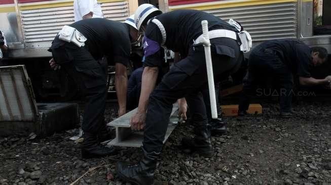 KRL Anjlok di Lintasan Bekasi-Manggarai, Ini Pengalihan Rutenya