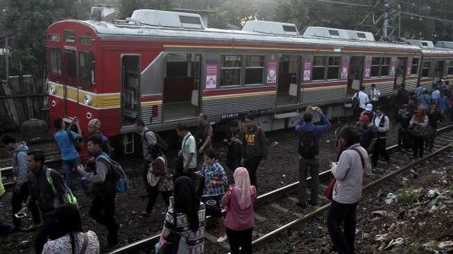 KRL Parung Panjang - Tanah Abang Anjlok di Cisauk