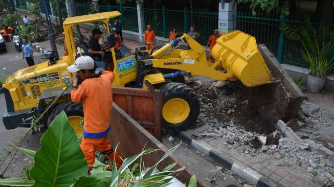 Mengembalikan fungsi trotoar untuk pedestrian atau pejalan kaki.