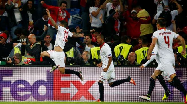 Pemain Sevilla Kevin Gameiro merayakan golnya ke gawang Liverpool. Reuters / Ruben Sprich