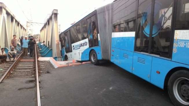 Bus Transjakarta Ditabrak Kereta Api di Gunung Sahari