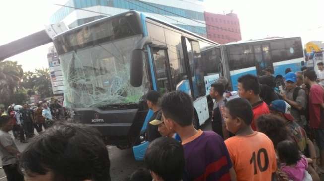 Sopir Bus Transjakarta yang Ditabrak Kereta Api Masih Shock