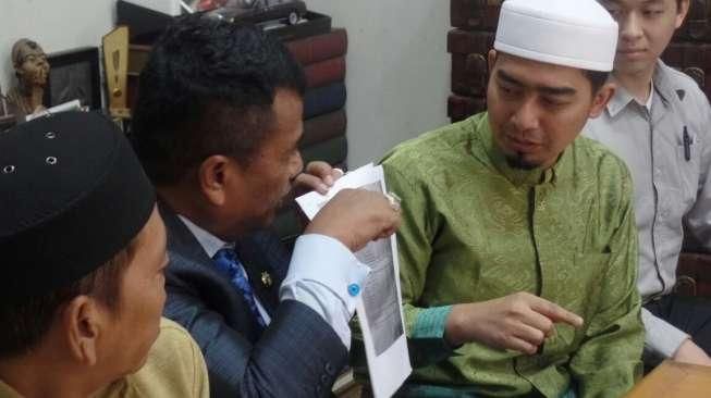 Ustadz Solmed dan Hotman Paris Hutapea saat memberikan keterangan kepada wartawan di Jakarta, Kamis (19/5/2019). [suara.com/Ismail]