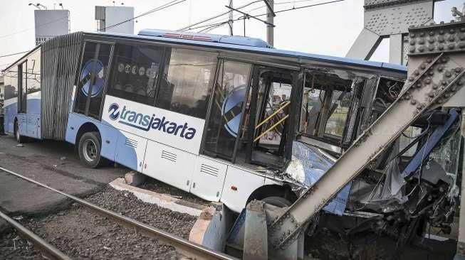 Tabrakan KA vs Busway, Polisi Panggil Sopir dan Petugas Pintu KA