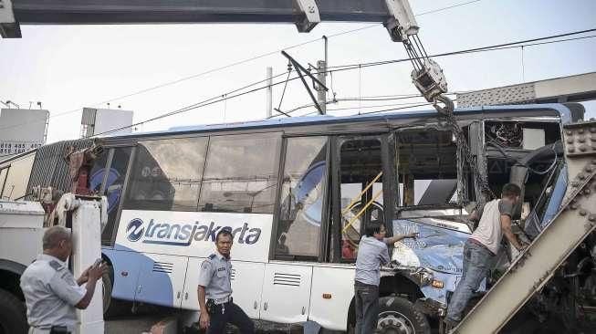 Bus Transjakarta Ditabrak Kereta Api