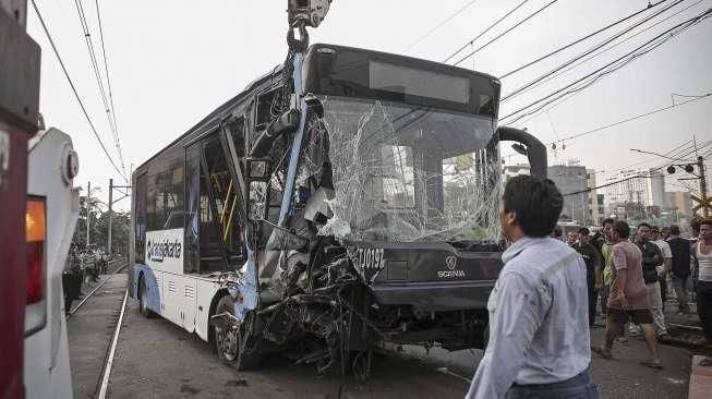 Bus Transjakarta Ditabrak Kereta Api