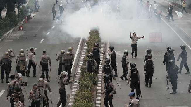 Mereka menuntut KPK untuk memeriksa Gubernur DKI Jakarta Basuki Tjahaja Purnama.