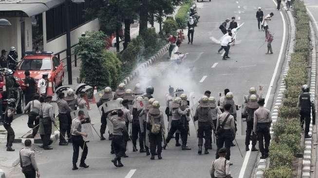 Demo Depan KPK Halte Busway Dirusak, Ahok Serahkan ke Polisi