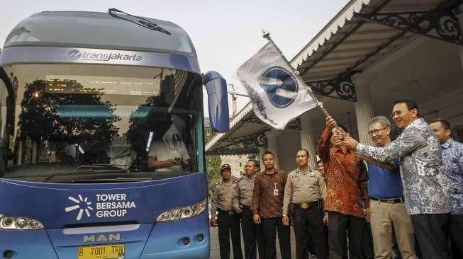 Kehadiran bus Transjakarta tersebut membuka tiga rute baru bus tingkat wisata.