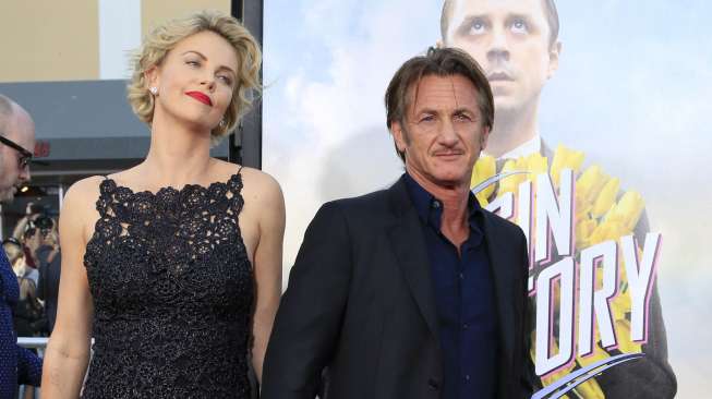 Charlize Theron Cium Sean Penn di Festival Film Cannes