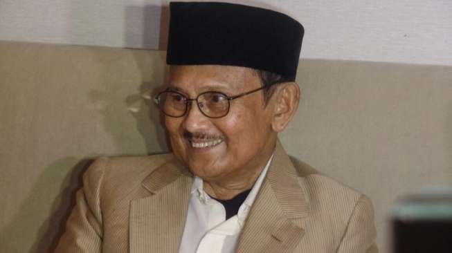 Nonton 'My Stupid Boss', Habibie Tertawa Hingga Terbatuk-batuk