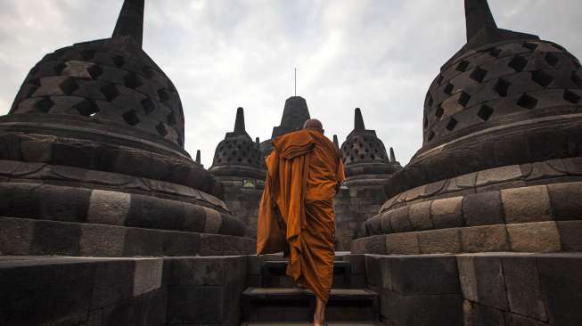 Seorang biksu melakukan ziarah di Candi Borobudur, Magelang, Jateng. (Antara)