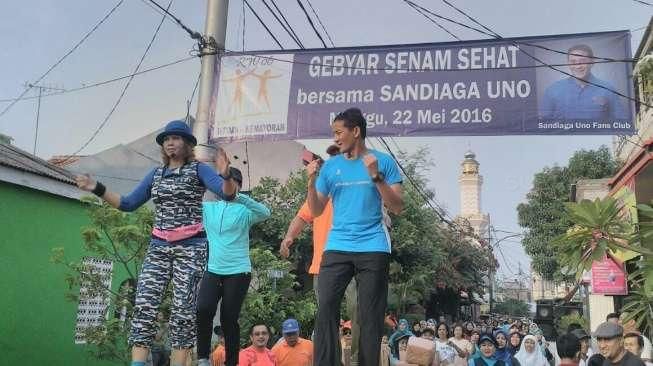 Ketika Sandiaga Uno Senam Bersama Ibu-ibu di Kemayoran