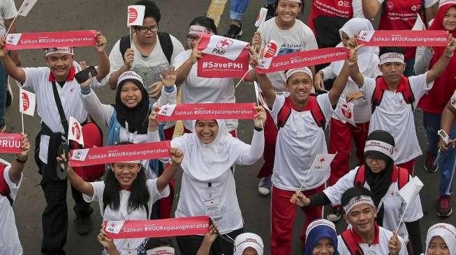 Ribuan relawan Palang Merah Indonesia (PMI) mengikuti jalan sehat dalam acara 