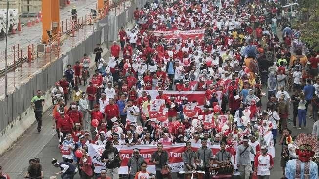 Ribuan relawan Palang Merah Indonesia (PMI) mengikuti jalan sehat dalam acara 