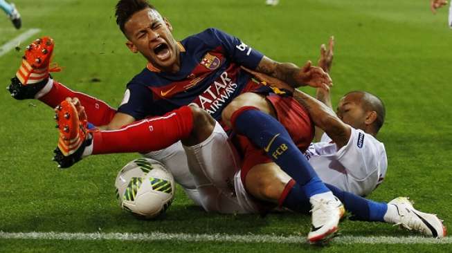 Neymar diganjal pemain Sevilla Mariano di FInal Copa Del Rey. [Reuters / Sergio Perez]