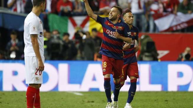 Jordi Alba merayakan gol ke gawang Sevila di final Copa Del Rey. [Reuters/Juan Medina]