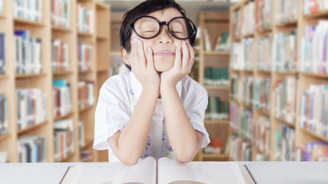 Ilustrasi seorang anak sedang melamun (Shutterstock).