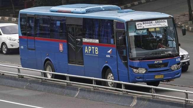 Angkutan Perbatasan Terintegrasi Bus Transjakarta (APTB) saat melintas di jalur busway di kawasan Gatot Soebroto, Jakarta, Senin (23/5). [suara.com/Kurniawan Mas'ud]