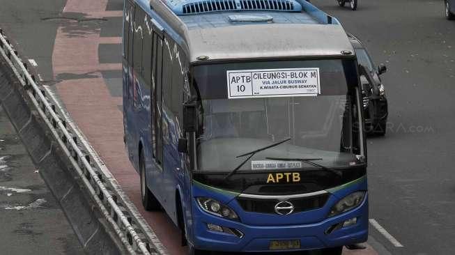 Angkutan Perbatasan Terintegrasi Bus Transjakarta (APTB) saat melintas di jalur busway di kawasan Gatot Soebroto, Jakarta, Senin (23/5). [suara.com/Kurniawan Mas'ud]